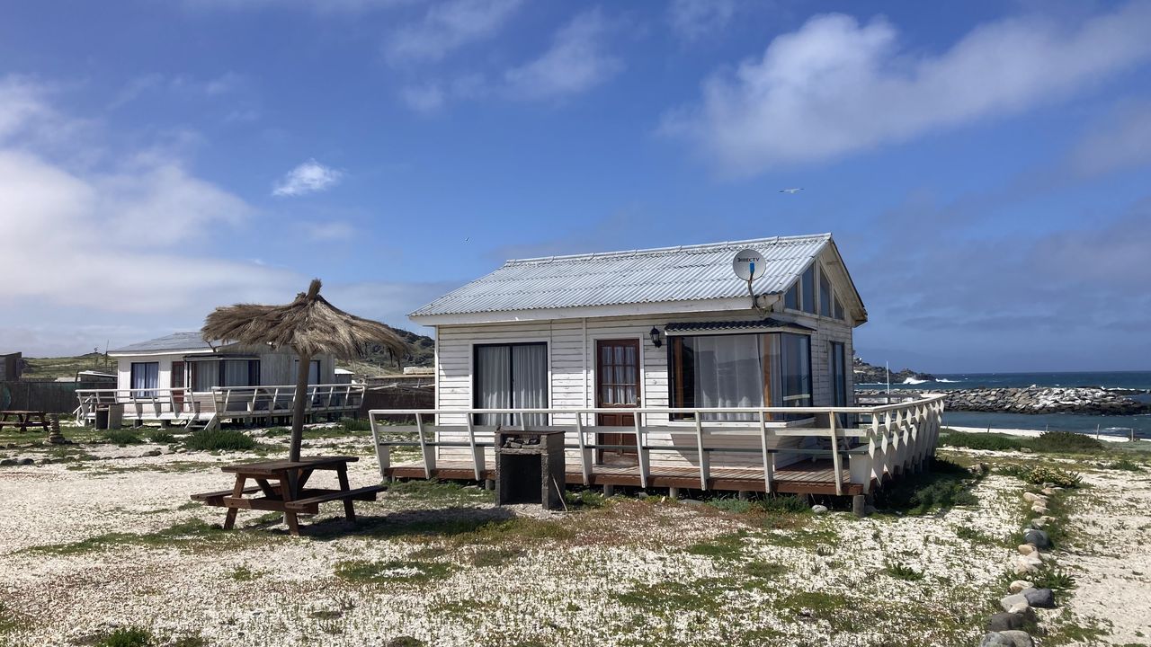 Cabañas en la primera línea de la playa, con el mar detrás