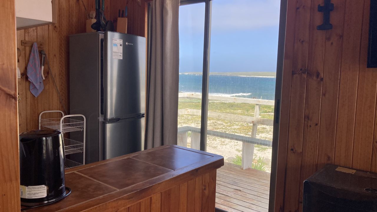 Cocina americana con ventana hacia el mar